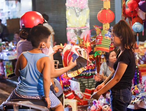 Một số phụ huynh vẫn tìm mua hàng thủ công truyền thống như đầu lân, mặt nạ chú tễu, đèn ông sao...