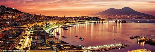 Từ năm 100 trước công nguyên đến năm 400 sau công nguyên, Rome là thành phố lớn nhất thế giới. Phong tục, ngôn ngữ, luật pháp, kỹ thuật và kiến trúc La Mã đều có mặt trên các vùng đất thuộc La Mã rộng lớn ở Châu Âu, Bắc Phi và Tây Á Vượt lên trên cảnh quan thành phố Turin là Mole Antonelliana hình vòm, hiện đang là Bảo tàng Điện ảnh Quốc gia. Ở phía trước là quảng trường rộng lớn Vittorio Veneto, đằng sau là dãy Alps tạo thành một khung cảnh ấn tượng. Thị trấn San Gimignano ở Tuscany tường bao quanh, còn được gọi là 'Thị trấn của những tòa tháp đẹp' do sự bảo tồn độc đáo của những ngôi nhà tháp thời trung cổ. Trong thời kì hoàng kim, có 72 tháp nhưng hiện nay chỉ còn tồn tại lại 14 tháp. Gondolas là những chiếc thuyền đáy phẳng, được thiết kế để thích hợp với tuyến đường thủy nông và hẹp của Venice. Một người chèo thuyền gondolier. Vào năm 2010, nữ gondolier đầu tiên đã nhận được giấy phép từ hiệp hội những người gondoliers. Mặc dù nó chiều dài 50km, Como nhỏ nhất trong ba hồ lớn ở Ý - hai hồ kia là Maggiore và Garda. Hồ là nơi nghỉ ngơi của những người giàu có từ thời La Mã. Nhìn ra núi Vesuvius là một khu định cư có từ thế kỷ thứ 9 trước Công nguyên. Đến năm 750 trước Công nguyên, người Hy Lạp đã đặt tên cho thành phố này là N Nott (nghĩa là Thành phố Mới). Người Norman chiếm thành phố vào năm 1139, rồi nó bắt đầu được truyền từ triều đại này sang triều đại khác. Người dân địa phương gọi đây là Ponte del Diavolo (Cầu Quỷ) vì nó gắn với một truyền thuyết liên quan đến quỷ dữ. Cây cầu được xây vào cuối thế kỉ thứ 11 ở Tuscany, bắc qua sông Serchio. Nằm trên đỉnh của một mảnh đất hình tam giác chia các nhánh Como và Lecco của hồ, Bellagio được mệnh danh là thị trấn xinh đẹp nhất của nước Ý. Những cửa hàng đồ lưu niệm và các con đường lát soi của Bellagio đặc biệt quyến rũ du khách. Duomo, hay còn gọi là nhà thờ chính tòa Santa Maria del Fiore, dường như bay lơ lửng trên các mái nhà của thành phố Florence. Tòa thị chính Palazzo Vecchio giống như một tòa lâu đài với tháp cao 94 mét, quảng trường Piazza della Signoria với một bản sao của bức tượng David của Michelangelo đứng kiêu hãnh phía trước là một vài trong rất nhiều điểm thu hút khách du lịch ở Florence. Mái vòm hình bát giác của nhà thờ chính tòa Duomo của Florence hoàn thiện vào năm 1436. Cho đến nay, nó vẫn giữ được mái vòm bằng gạch và vữa lớn nhất thế giới, minh chứng cho thiên tài kĩ thuật của kiến trúc sư Filippo Brunelleschi. Nội thất được trang trí bằng bức bích họa Bản án cuối cùng của Vasari và Zuccari Những ngọn núi Odle gồ ghề ở Val di Funes nằm sau nhà thờ Santa Maddalena xinh đẹp ở vùng núi Alpine. Sass Rigais là đỉnh cao nhất trong dãy núi này. Nó có độ cao 3.025 mét. Thung lũng sông Cecina gần Volterra ở Tuscany đặc trưng với những ngọn đồi núi lửa, khe núi dốc và vách đá. Đây là nơi xây dựng nhà máy năng lượng địa nhiệt đầu tiên trên thế giới, tại Thung lũng Quỷ, vào năm 1911. Thành phố Atrani có diện tích bề mặt chỉ 0,12 km2. Tháp chuông của nhà thờ Rococo St Mary Magdalene được xây dựng từ thế kỉ thứ 18. Cực nam của Cinque Terre, Riomaggiore là ngôi làng được du khách yêu thích nhất. Con đường Tình Yêu lát đá cuội, nối ngôi làng với Manarola, một ngôi làng bên cạnh nằm ở phía bắc. Thung lũng Orcia - Di sản Thế giới Unesco – từng xuất hiện liên tục trong các tác phẩm của rất nhiều nghệ sĩ thời Phục Hưng, Các cây bách đã trở thành một biểu tượng của thung lũng này Từ năm 100 trước công nguyên đến năm 400 sau công nguyên, Rome là thành phố lớn nhất thế giới. Phong tục, ngôn ngữ, luật pháp, kỹ thuật và kiến trúc La Mã đều có mặt trên các vùng đất thuộc La Mã rộng lớn ở Châu Âu, Bắc Phi và Tây Á Vượt lên trên cảnh quan thành phố Turin là Mole Antonelliana hình vòm, hiện đang là Bảo tàng Điện ảnh Quốc gia. Ở phía trước là quảng trường rộng lớn Vittorio Veneto, đằng sau là dãy Alps tạo thành một khung cảnh ấn tượng. Thị trấn San Gimignano ở Tuscany tường bao quanh, còn được gọi là 'Thị trấn của những tòa tháp đẹp' do sự bảo tồn độc đáo của những ngôi nhà tháp thời trung cổ. Trong thời kì hoàng kim, có 72 tháp nhưng hiện nay chỉ còn tồn tại lại 14 tháp. Gondolas là những chiếc thuyền đáy phẳng, được thiết kế để thích hợp với tuyến đường thủy nông và hẹp của Venice. Một người chèo thuyền gondolier. Vào năm 2010, nữ gondolier đầu tiên đã nhận được giấy phép từ hiệp hội những người gondoliers. Mặc dù nó chiều dài 50km, Como nhỏ nhất trong ba hồ lớn ở Ý - hai hồ kia là Maggiore và Garda. Hồ là nơi nghỉ ngơi của những người giàu có từ thời La Mã. Nhìn ra núi Vesuvius là một khu định cư có từ thế kỷ thứ 9 trước Công nguyên. Đến năm 750 trước Công nguyên, người Hy Lạp đã đặt tên cho thành phố này là N Nott (nghĩa là Thành phố Mới). Người Norman chiếm thành phố vào năm 1139, rồi nó bắt đầu được truyền từ triều đại này sang triều đại khác. Người dân địa phương gọi đây là Ponte del Diavolo (Cầu Quỷ) vì nó gắn với một truyền thuyết liên quan đến quỷ dữ. Cây cầu được xây vào cuối thế kỉ thứ 11 ở Tuscany, bắc qua sông Serchio. Nằm trên đỉnh của một mảnh đất hình tam giác chia các nhánh Como và Lecco của hồ, Bellagio được mệnh danh là thị trấn xinh đẹp nhất của nước Ý. Những cửa hàng đồ lưu niệm và các con đường lát soi của Bellagio đặc biệt quyến rũ du khách. Duomo, hay còn gọi là nhà thờ chính tòa Santa Maria del Fiore, dường như bay lơ lửng trên các mái nhà của thành phố Florence. Tòa thị chính Palazzo Vecchio giống như một tòa lâu đài với tháp cao 94 mét, quảng trường Piazza della Signoria với một bản sao của bức tượng David của Michelangelo đứng kiêu hãnh phía trước là một vài trong rất nhiều điểm thu hút khách du lịch ở Florence. Mái vòm hình bát giác của nhà thờ chính tòa Duomo của Florence hoàn thiện vào năm 1436. Cho đến nay, nó vẫn giữ được mái vòm bằng gạch và vữa lớn nhất thế giới, minh chứng cho thiên tài kĩ thuật của kiến trúc sư Filippo Brunelleschi. Nội thất được trang trí bằng bức bích họa Bản án cuối cùng của Vasari và Zuccari Những ngọn núi Odle gồ ghề ở Val di Funes nằm sau nhà thờ Santa Maddalena xinh đẹp ở vùng núi Alpine. Sass Rigais là đỉnh cao nhất trong dãy núi này. Nó có độ cao 3.025 mét. Thung lũng sông Cecina gần Volterra ở Tuscany đặc trưng với những ngọn đồi núi lửa, khe núi dốc và vách đá. Đây là nơi xây dựng nhà máy năng lượng địa nhiệt đầu tiên trên thế giới, tại Thung lũng Quỷ, vào năm 1911. Thành phố Atrani có diện tích bề mặt chỉ 0,12 km2. Tháp chuông của nhà thờ Rococo St Mary Magdalene được xây dựng từ thế kỉ thứ 18. Cực nam của Cinque Terre, Riomaggiore là ngôi làng được du khách yêu thích nhất. Con đường Tình Yêu lát đá cuội, nối ngôi làng với Manarola, một ngôi làng bên cạnh nằm ở phía bắc. Thung lũng Orcia - Di sản Thế giới Unesco – từng xuất hiện liên tục trong các tác phẩm của rất nhiều nghệ sĩ thời Phục Hưng, Các cây bách đã trở thành một biểu tượng của thung lũng này