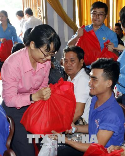 Bà Trần Thị Diệu Thúy, Chủ tịch Liên đoàn Lao độngThành phố tặng quà công nhân lao động các dân tộc thiểu số. Ảnh: Hoàng Hải -TTXVN. Bà Trần Thị Diệu Thúy, Chủ tịch Liên đoàn Lao độngThành phố tặng quà công nhân lao động các dân tộc thiểu số. Ảnh: Hoàng Hải -TTXVN.