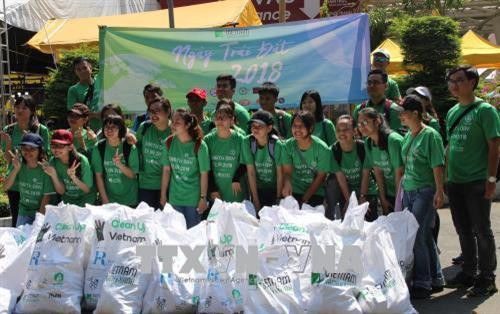 Tình nguyện viên tham gia nhặt rác thải trong Ngày Trái đất năm 2018 tại Công viên 23/9, Quận 1, Thành phố Hồ Chí Minh. Ảnh Xuân Dự - TTXVN