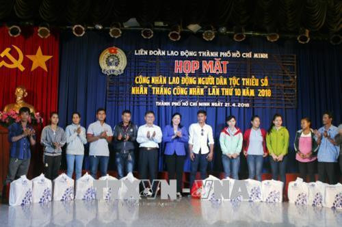 Lãnh đạo Liên đoàn Lao động Thành phố, Ban Dân tộc Thành phố trao quà cho công nhân lao động các dân tộc thiểu số. Ảnh: Hoàng Hải -TTXVN Lãnh đạo Liên đoàn Lao động Thành phố, Ban Dân tộc Thành phố trao quà cho công nhân lao động các dân tộc thiểu số. Ảnh: Hoàng Hải -TTXVN