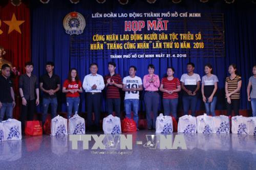 Lãnh đạo Liên đoàn Lao động Thành phố, Ban Dân tộc Thành phố giao lưu với công nhân lao động các dân tộc thiểu số. Ảnh: Hoàng Hải -TTXVN Lãnh đạo Liên đoàn Lao động Thành phố, Ban Dân tộc Thành phố giao lưu với công nhân lao động các dân tộc thiểu số. Ảnh: Hoàng Hải -TTXVN