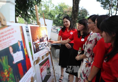 Các đại biểu tham quan triển lãm. Ảnh: Quý Trung – TTXVN Các đại biểu tham quan triển lãm. Ảnh: Quý Trung – TTXVN