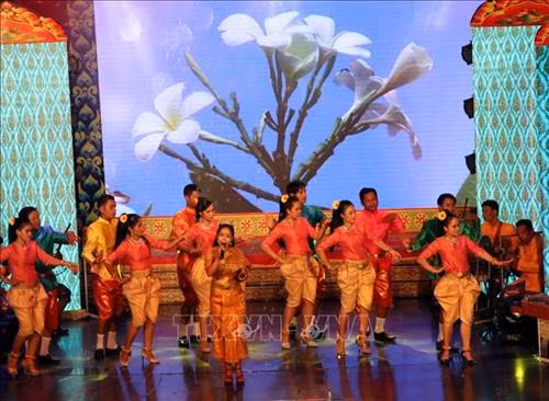 Tiết mục múa hát " Ngày Tốt lành" của đoàn Nghệ thuật Khmer Sóc Trăng. Ảnh: Trung Hiếu- TTXVN