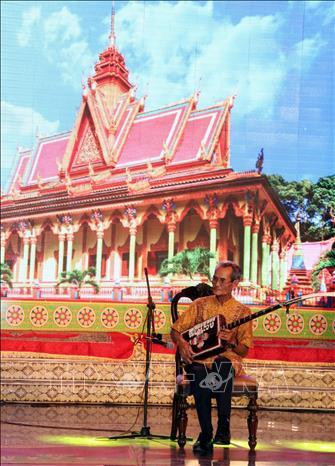 Nghệ nhân Lý Xêm (92 tuổi, xã Liêu Tú, huyện Trần Đề, Sóc Trăng) biểu diễn tiết mục bài ca Đua ghe. Ảnh: Trung Hiếu- TTXVN Nghệ nhân Lý Xêm (92 tuổi, xã Liêu Tú, huyện Trần Đề, Sóc Trăng) biểu diễn tiết mục bài ca Đua ghe. Ảnh: Trung Hiếu- TTXVN