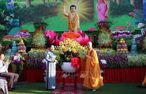 Thay mặt lãnh đạo Thành phố, bà Võ Thị Dung, Phó Bí thư Thành ủy tặng hoa chúc mừng Đại lễ Phật đản cho Hòa thượng Thích Trí Quảng, Phó Pháp chủ kiêm Giám luật Hộị đồng Chứng minh Giáo hội Phật giáo Việt Nam, Chủ tịch Hội đồng Trị sự Giáo hội Phật giáo Việt Nam Thành phố Hồ Chí Minh. Ảnh: Xuân Khu - TTXVN Thay mặt lãnh đạo Thành phố, bà Võ Thị Dung, Phó Bí thư Thành ủy tặng hoa chúc mừng Đại lễ Phật đản cho Hòa thượng Thích Trí Quảng, Phó Pháp chủ kiêm Giám luật Hộị đồng Chứng minh Giáo hội Phật giáo Việt Nam, Chủ tịch Hội đồng Trị sự Giáo hội Phật giáo Việt Nam Thành phố Hồ Chí Minh. Ảnh: Xuân Khu - TTXVN