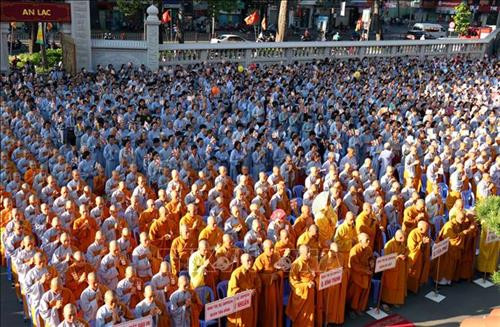 Hàng nghìn tăng, ni, phật tử tại Thành phố Hồ Chí Minh tham dự buổi lễ. Ảnh: Xuân Khu - TTXVN Hàng nghìn tăng, ni, phật tử tại Thành phố Hồ Chí Minh tham dự buổi lễ. Ảnh: Xuân Khu - TTXVN
