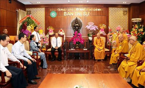 Ông Trương Hòa Bình, Ủy viên Bộ Chính trị, Phó Thủ tướng Thường trực Chính phủ chúc mừng Hòa thượng Thích Trí Quảng, Phó Pháp chủ kiêm Giám luật Hội đồng Chứng minh Giáo hội Phật giáo Việt Nam nhân Đại lễ Phật đản 2019 tại Việt Nam Quốc Tự. Ảnh: Xuân Khu - TTXVN Ông Trương Hòa Bình, Ủy viên Bộ Chính trị, Phó Thủ tướng Thường trực Chính phủ chúc mừng Hòa thượng Thích Trí Quảng, Phó Pháp chủ kiêm Giám luật Hội đồng Chứng minh Giáo hội Phật giáo Việt Nam nhân Đại lễ Phật đản 2019 tại Việt Nam Quốc Tự. Ảnh: Xuân Khu - TTXVN