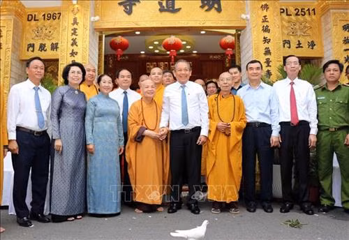 Ủy viên Bộ Chính trị, Phó Thủ tướng Thường trực Chính phủTrương Hòa Bình chúc mừng Hòa thượng Thích Thiện Nhơn, Chủ tịch Hội đồng Trị sự Giáo hội Phật giáo Việt Nam nhân Đại lễ Phật đản 2019 tại Chùa Minh Đạo. Ảnh: Xuân Khu-TTXVN