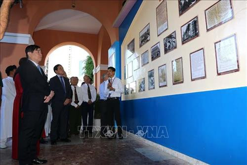 Các đồng chí lãnh đạo Thành phố Hồ Chí Minh cùng đông đảo các lực lượng vũ trang, nhân sĩ tri thức, chức sắc tôn giáo, đại biểu dân tộc tham quan Triển lãm. Ảnh: Thanh Vũ - TTXVN