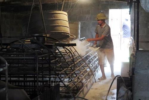 Rắc vôi khử trùng chuồng nuôi. Ảnh: Nguyễn Lành - TTXVN Rắc vôi khử trùng chuồng nuôi. Ảnh: Nguyễn Lành - TTXVN