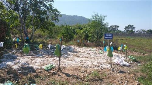 Khu vực tiêu hủy lợn bị bệnh dịch tả lợn Châu Phi của xã Diên Điền, huyện Diên Khánh được rào cách ly và vôi khử trùng. Ảnh: Phan Sáu - TTXVN Khu vực tiêu hủy lợn bị bệnh dịch tả lợn Châu Phi của xã Diên Điền, huyện Diên Khánh được rào cách ly và vôi khử trùng. Ảnh: Phan Sáu - TTXVN