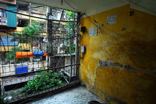 Tường bong tróc, hành lang phải làm hàng rào sắt tránh nguy hiểm cho trẻ nhỏ.