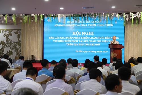 Toàn cảnh Hội nghị bàn các giải pháp phát triển chăn nuôi bền vững trước diễn biến dịch tả lợn châu Phi do Sở Nông nghiệp và Phát triển nông thôn Hà Nội tổ chức ngày 14/6.