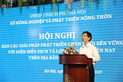 Ông Nguyễn Huy Đăng, Phó Giám đốc Sở Nông nghiệp và Phát triển nông thôn Hà Nội cho rằng: "Hà Nội cần tập trung phát triển chăn nuôi theo vùng, xã trọng điểm và chăn nuôi quy mô lớn ngoài khu dân cư...". Ông Nguyễn Ngọc Sơn, Chi cục trưởng Chi cục Thú y và Chăn nuôi Hà Nội cho biết, tính đến ngày 12/6, dịch tả lợn châu Phi đã làm mắc và tiêu hủy 350.000 con, chiếm 22,5% tổng đàn tại 19.200 hộ nuôi, chiếm 26% tổng hộ chăn nuôi lợn. Quyền Cục trưởng Cục Chăn nuôi Nguyễn Xuân Dương (Bộ Nông nghiệp và Phát triển nông thôn) cho rằng: “Chung sống với dịch bệnh là điều bắt buộc, lẽ tất nhiên. Do đó, các giải pháp ứng phó phải được thực hiện sớm, khẩn trương, đồng bộ hơn để đẩy giá lợn lên. Như vậy, mới tiêu thụ được lợn, giảm thiệt hại cho nông dân và giảm chi phí của Nhà nước trong hỗ trợ tiêu hủy đàn lợn bệnh”.