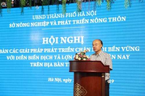 Ông Nguyễn Huy Đăng, Phó Giám đốc Sở Nông nghiệp và Phát triển nông thôn Hà Nội cho rằng: "Hà Nội cần tập trung phát triển chăn nuôi theo vùng, xã trọng điểm và chăn nuôi quy mô lớn ngoài khu dân cư...". Ông Nguyễn Ngọc Sơn, Chi cục trưởng Chi cục Thú y và Chăn nuôi Hà Nội cho biết, tính đến ngày 12/6, dịch tả lợn châu Phi đã làm mắc và tiêu hủy 350.000 con, chiếm 22,5% tổng đàn tại 19.200 hộ nuôi, chiếm 26% tổng hộ chăn nuôi lợn. Quyền Cục trưởng Cục Chăn nuôi Nguyễn Xuân Dương (Bộ Nông nghiệp và Phát triển nông thôn) cho rằng: “Chung sống với dịch bệnh là điều bắt buộc, lẽ tất nhiên. Do đó, các giải pháp ứng phó phải được thực hiện sớm, khẩn trương, đồng bộ hơn để đẩy giá lợn lên. Như vậy, mới tiêu thụ được lợn, giảm thiệt hại cho nông dân và giảm chi phí của Nhà nước trong hỗ trợ tiêu hủy đàn lợn bệnh”.