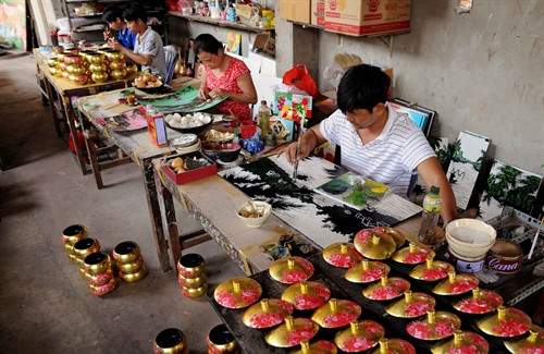 Công đoạn vẽ trang trí. Đây là công đoạn rất quan trọng đòi hỏi họa sĩ phải có tay nghề cao để tạo nên một sản phẩm đẹp.