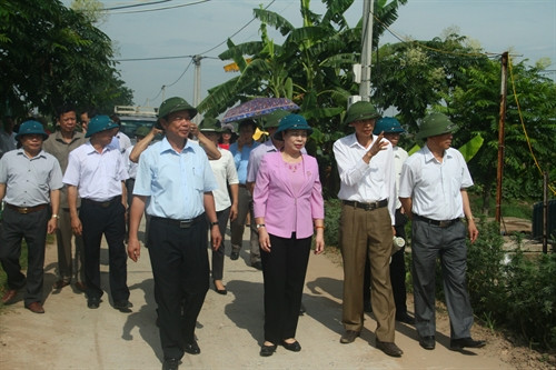 Đoàn khảo sát đến thăm mô hình trồng rau sạch theo tiêu chuẩn VietGap tại thị trấn Chúc Sơn.