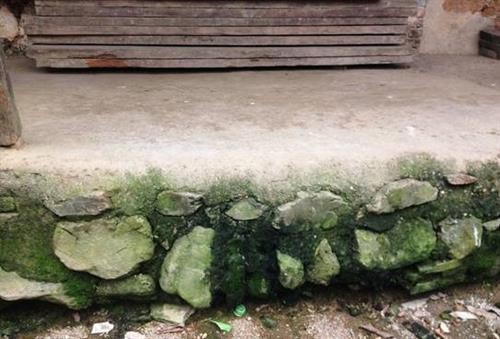 Móng nhà kè bằng đá kết hợp với chất kết dính là đất trộn nhuyễn, cao hơn mặt sân khoảng 40 – 60 cm