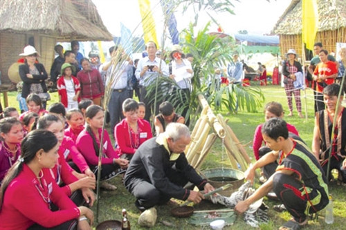 Đồng bào Hrê, huyện An Lão (Bình Định) tái hiện lại Lễ cúng bến nước Đồng bào Hrê, huyện An Lão (Bình Định) tái hiện lại Lễ cúng bến nước