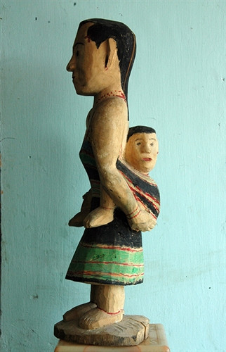 Tượng mẹ địu con. Tượng mẹ địu con.