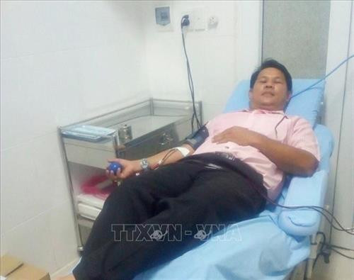 Anh Lê Văn Tám hiến máu tình nguyện. Ảnh: Nguyễn Thành – TTXVN Anh Lê Văn Tám hiến máu tình nguyện. Ảnh: Nguyễn Thành – TTXVN