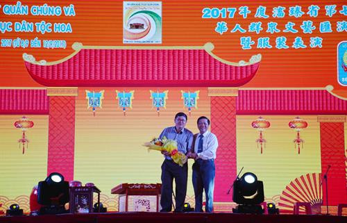 Ban tổ chức trao hoa tặng đơn vị tài trợ. Ảnh: Hoài Thu/TTXVN