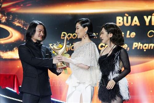 Ca sĩ Bích Phương với tác phẩm “Bùa yêu” đoạt giải MV của năm. Ảnh: Thanh Vũ – TTXVN Ca sĩ Bích Phương với tác phẩm “Bùa yêu” đoạt giải MV của năm. Ảnh: Thanh Vũ – TTXVN