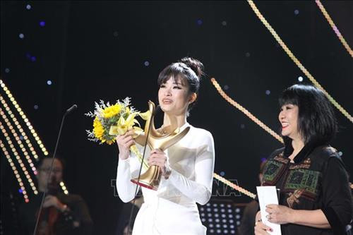 Ca sĩ Đông Nhi đoạt giải thưởng Ca sĩ của năm. Ảnh: Thanh Vũ – TTXVN Ca sĩ Đông Nhi đoạt giải thưởng Ca sĩ của năm. Ảnh: Thanh Vũ – TTXVN