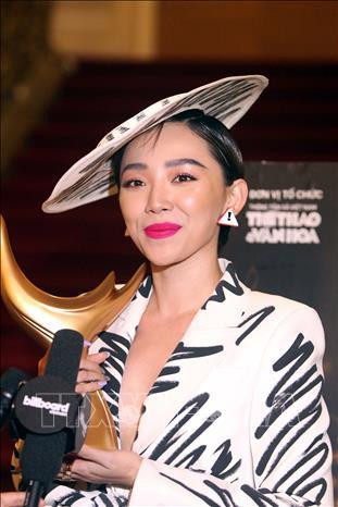 Ca sĩ Tóc Tiên với bài hát “Có ai thương em như anh” đoạt giải thưởng Bài hát đề cử của năm. Ảnh: Thanh Vũ – TTXVN Ca sĩ Tóc Tiên với bài hát “Có ai thương em như anh” đoạt giải thưởng Bài hát đề cử của năm. Ảnh: Thanh Vũ – TTXVN