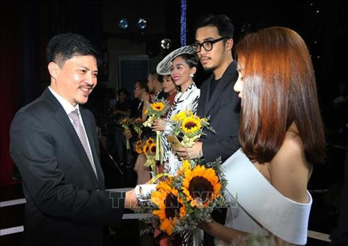 Ông Lê Xuân Thành, Tổng biên tập Báo Thể thao & Văn hóa – Thông tấn xã Việt Nam trao Giấy chứng nhận đề cử cho các văn nghệ sĩ tham gia Giải thưởng Âm nhạc Cống hiến lần thứ 14- năm 2019. Ảnh: Thanh Vũ – TTXVN Ông Lê Xuân Thành, Tổng biên tập Báo Thể thao & Văn hóa – Thông tấn xã Việt Nam trao Giấy chứng nhận đề cử cho các văn nghệ sĩ tham gia Giải thưởng Âm nhạc Cống hiến lần thứ 14- năm 2019. Ảnh: Thanh Vũ – TTXVN