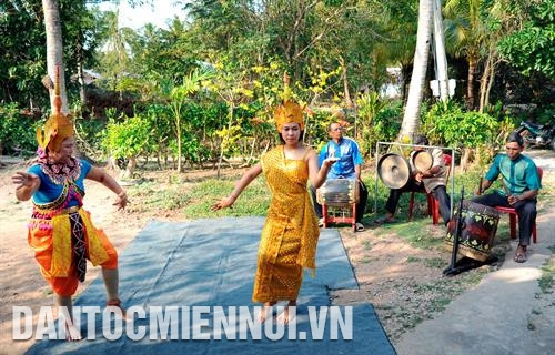 Chùa Sà Lôn - còn gọi là chùa Chén Kiểu ở xã Đại Tâm, huyện Mỹ Xuyên (Sóc Trăng) trong dịp đầu xuân. Ảnh: An Hiếu Đoàn nghệ thuật Rô-băm Rasmei Bưng Chông luyện tập tại gia đình bà Lâm Thị Hương ở ấp Bưng Chông, xã Tài Văn, huyện Trần Đề (Sóc Trăng) phục vụ các lễ hội đầu năm mới. Ảnh: An Hiếu