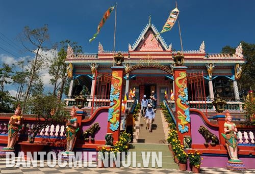 Chùa Sà Lôn - còn gọi là chùa Chén Kiểu ở xã Đại Tâm, huyện Mỹ Xuyên (Sóc Trăng) trong dịp đầu xuân. Ảnh: An Hiếu Đoàn nghệ thuật Rô-băm Rasmei Bưng Chông luyện tập tại gia đình bà Lâm Thị Hương ở ấp Bưng Chông, xã Tài Văn, huyện Trần Đề (Sóc Trăng) phục vụ các lễ hội đầu năm mới. Ảnh: An Hiếu