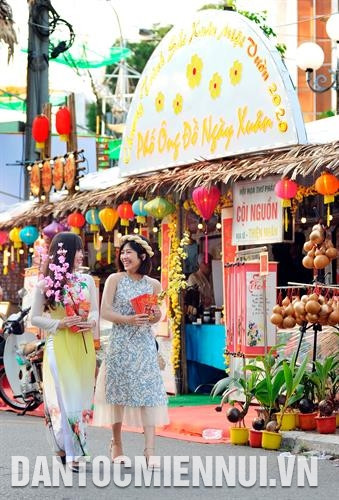 Du xuân, trải nghiệm không gian Tết truyền thống Nam Bộ tại Ngày hội “Sắc xuân miệt vườn” thành phố Cần Thơ. Ảnh: An Hiếu