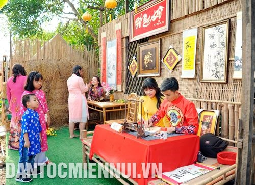 Ông đồ cho chữ tại Khu du lịch sinh thái Xẻo Nhum ở quận Cái Răng (thành phố Cần Thơ). Ảnh: An Hiếu