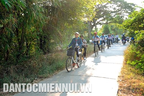 Con đường nông thôn mới ở ấp Bưng Chông, xã Tài Văn, huyện Trần Đề (Sóc Trăng). Ảnh: Phan Thanh Cường