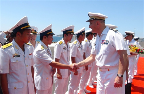 Quang cảnh đón chỉ huy và thủy thủ đoàn tàu Tonnerre của Hải quân Pháp tại Cảng quốc tế Cam Ranh. Ảnh: Nguyên Lý-TTXVN