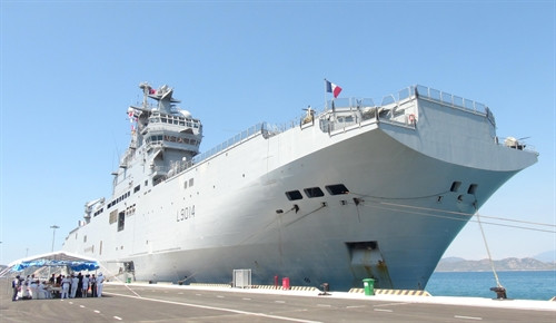 Tàu Tonnerre của Hải quân Pháp cập Cảng quốc tế Cam Ranh. Ảnh: Nguyên Lý-TTXVN