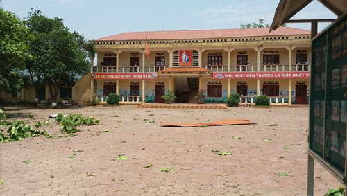 Trường Tiểu học xã Vạn Hòa, thành phố Lào Cai bị thiệt hại và ảnh hưởng sau đợt gió lốc. Ảnh: Hương Thu - TTXVN Trường Tiểu học xã Vạn Hòa, thành phố Lào Cai bị thiệt hại và ảnh hưởng sau đợt gió lốc. Ảnh: Hương Thu - TTXVN