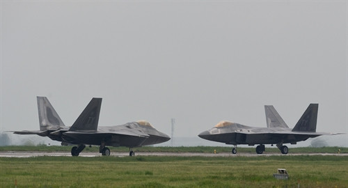 Trong ảnh (tư liệu): Máy bay chiến đấu Raptor F-22 của Không lực Mỹ hạ cánh xuống căn cứ không quân Mihail Kogalniceanu, gần Constanta, Romania ngày 25/4. AFP/ TTXVN