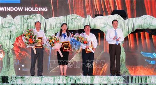 Chủ tịch UBND tỉnh Quảng Bình Trần Công Thuật đã trao Kỷ niệm chương cho các nhà tài trợ chương trình. Ảnh: Võ Dung - TTXVN Chủ tịch UBND tỉnh Quảng Bình Trần Công Thuật đã trao Kỷ niệm chương cho các nhà tài trợ chương trình. Ảnh: Võ Dung - TTXVN