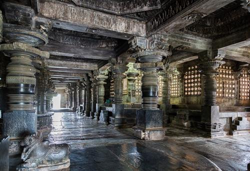Đền Hoysaleswara nằm ở thị trấn Halebidu, bang Karnataka, miền tây nam Ấn Độ được đánh giá là quần thể kiến trúc đặc trưng, mẫu mực nhất của triều đại Hoysala (1000-1346) còn lại cho đến nay. Ngôi đền thờ thần Shiva trong đạo Hindu có cổng chính hướng ra phía đông, trong khi lối vào dành cho khách du lịch nằm ở cổng phía bắc. Trong thời đại của mình, các vị vua Hoysala đã cho xây dựng hơn 1.500 ngôi đền khắp đế chế, nhưng hiện chỉ còn khoảng 100 công trình. Ảnh: Manfred Sommer. Đền được xây dựng từ năm 1121 tới 1160, dưới thời vua Vishnuvardhana Hoysaleshwara. Điều gây ngạc nhiên nhất với khách du lịch là những cây cột đá trong đền. Rất nhiều người cho rằng chúng trông giống như sản phẩm của máy móc cơ khí hiện đại, dù được tạo ra từ gần 900 năm trước. Ảnh: Dmitry Pavlov. Đền Hoysaleswara nằm ở thị trấn Halebidu, bang Karnataka, miền tây nam Ấn Độ được đánh giá là quần thể kiến trúc đặc trưng, mẫu mực nhất của triều đại Hoysala (1000-1346) còn lại cho đến nay. Ngôi đền thờ thần Shiva trong đạo Hindu có cổng chính hướng ra phía đông, trong khi lối vào dành cho khách du lịch nằm ở cổng phía bắc. Trong thời đại của mình, các vị vua Hoysala đã cho xây dựng hơn 1.500 ngôi đền khắp đế chế, nhưng hiện chỉ còn khoảng 100 công trình. Ảnh: Manfred Sommer. Đền được xây dựng từ năm 1121 tới 1160, dưới thời vua Vishnuvardhana Hoysaleshwara. Điều gây ngạc nhiên nhất với khách du lịch là những cây cột đá trong đền. Rất nhiều người cho rằng chúng trông giống như sản phẩm của máy móc cơ khí hiện đại, dù được tạo ra từ gần 900 năm trước. Ảnh: Dmitry Pavlov.