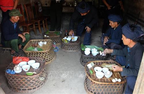 Các thầy cúng chuẩn bị mâm lễ vật để cúng trong lễ Gạ Ma Thú của đồng bào dân tộc Hà Nhì. Ảnh: Phan Tuấn Anh – TTXVN Các thầy cúng chuẩn bị mâm lễ vật để cúng trong lễ Gạ Ma Thú của đồng bào dân tộc Hà Nhì. Ảnh: Phan Tuấn Anh – TTXVN