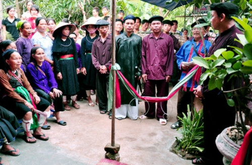 Tục chăng dây chặn đường của người Cao Lan. Ảnh: internet Tục chăng dây chặn đường của người Cao Lan. Ảnh: internet