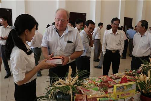 Đại biểu tham quan các sản phẩm đặc trưng của Bến Tre. Ảnh: Huỳnh Phúc Hậu Đại biểu tham quan các sản phẩm đặc trưng của Bến Tre. Ảnh: Huỳnh Phúc Hậu