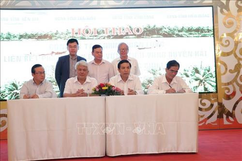 Ký kết tầm nhìn chiến lược giữa các tỉnh tiểu vùng Duyên hải phía Đông. Ảnh: Huỳnh Phúc Hậu - TTXVN Ký kết tầm nhìn chiến lược giữa các tỉnh tiểu vùng Duyên hải phía Đông. Ảnh: Huỳnh Phúc Hậu - TTXVN