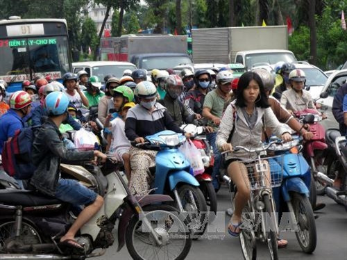 Kẹt xe đường Đinh Bộ Lĩnh trước cổng bến xe miền Đông. Ảnh: Hoàng Hải - TTXVN Kẹt xe đường Đinh Bộ Lĩnh trước cổng bến xe miền Đông. Ảnh: Hoàng Hải - TTXVN