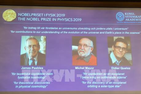Ba nhà khoa học đoạt giải Nobel Vật lý 2019 (từ trái sang): James Peebles, Michel Mayor và Didier Queloz được xướng danh tại Viện Khoa học Hoàng gia Thụy Điển Karolinska ở Stockholm ngày 8/10/2019. Ảnh: AFP/TTXVN