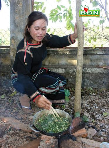 Phụ nữ Ê đê nấu món lá mì xào đu đủ Phụ nữ Ê đê nấu món lá mì xào đu đủ