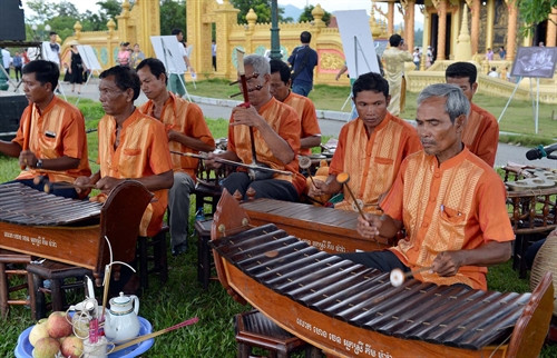 Trình diễn nhạc cụ dân tộc trong “Lễ cơm vắt” của đồng bào Khmer